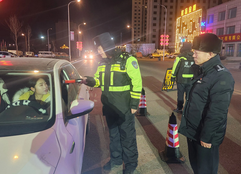 兴和县交管大队持续开展夜查交通违法行为整治行动1.jpg