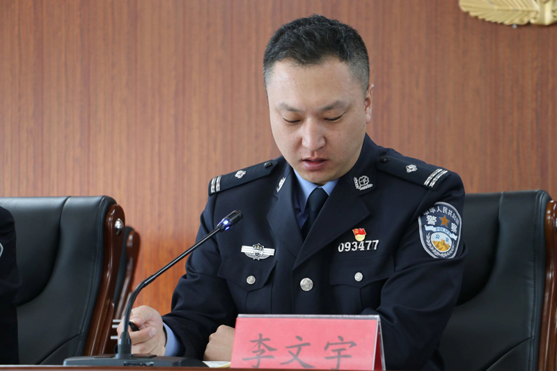 以“述”亮绩 以“评”促干——察右后旗公安局召开教导员述职暨思想政治工作报告会3.jpg