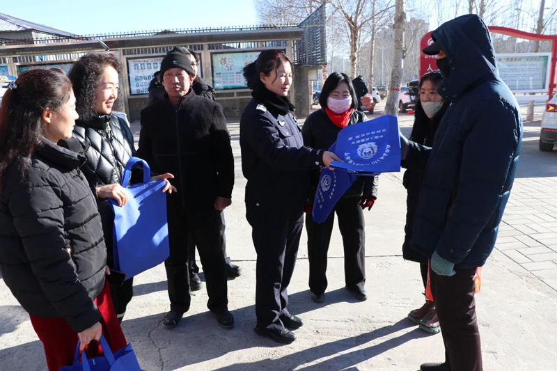 兴和县公安乌兰牧骑走进社区开展“感党恩、听党话、跟党走”暨庆祝第五个中国人民警察节主题宣传活动4.jpg