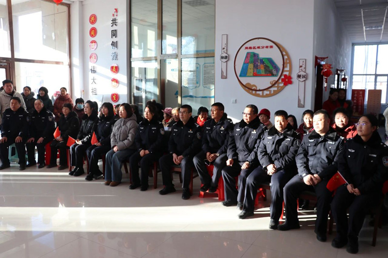 兴和县公安乌兰牧骑走进社区开展“感党恩、听党话、跟党走”暨庆祝第五个中国人民警察节主题宣传活动6.jpg