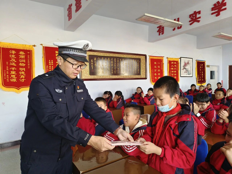 四子王旗交警：交通安全进校园，上好寒假安全 “最后一课”5.jpg