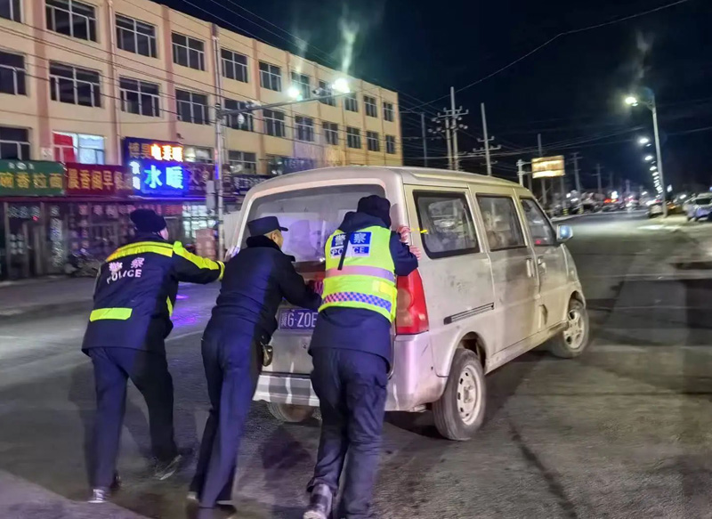 内蒙古商都县:车辆故障莫着急,交警救助解难题.jpg