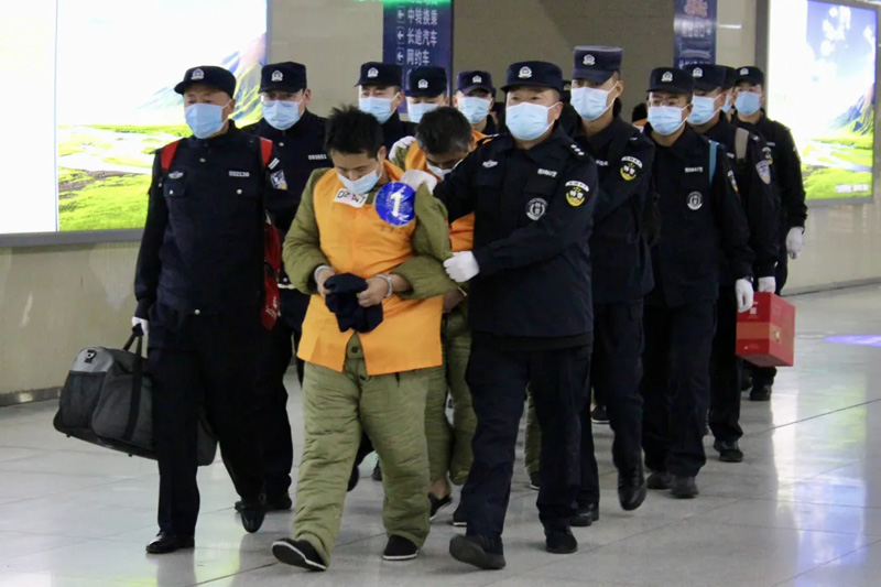 忠诚担当，警徽闪亮——向人民警察致敬2.webp.jpg