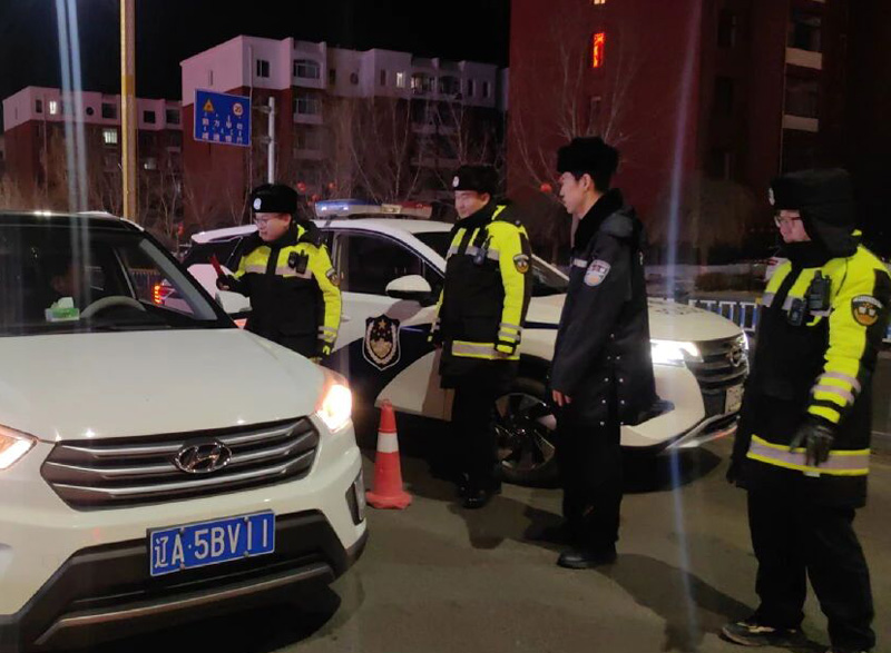 卓资交警夜查整治再“发力” 守护平安再“加码”2.jpg