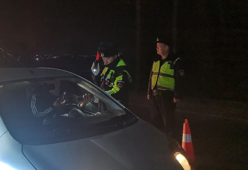 卓资交警夜查整治再“发力” 守护平安再“加码”3.jpg