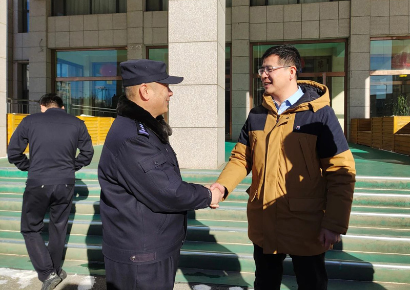 共庆警察节,慰问暖警心——中国农业银行化德县支行行长那日苏一行到化德县公安局开展警察节慰问活动2.jpg