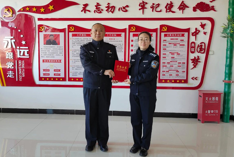 荣光照一线,激励启新程 ——化德县公安局开展“送奖到岗”活动3.jpg