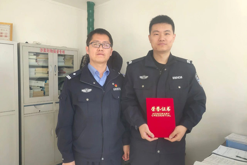 荣光照一线,激励启新程 ——化德县公安局开展“送奖到岗”活动4.jpg