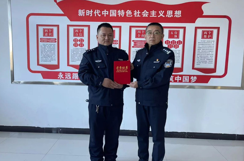 荣光照一线,激励启新程 ——化德县公安局开展“送奖到岗”活动2.jpg