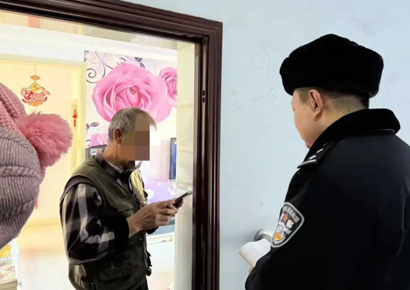 乌兰察布市公安局集宁分局春节前开展反诈入户宣传活动1.jpg