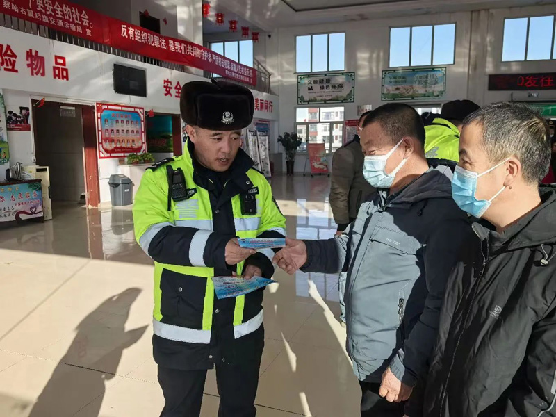 内蒙古乌兰察布市察右后旗交警以宣促防，共建春运平安路