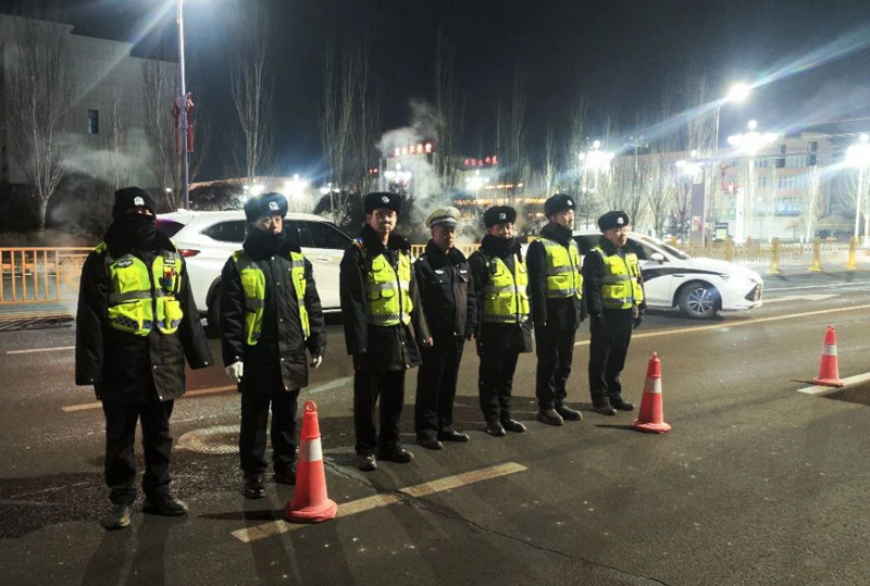 商都交警:守护冬季平安路,夜检夜查不停歇1.jpg