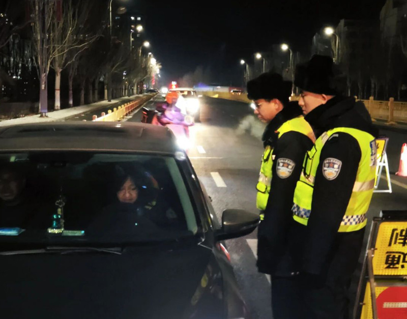 商都交警:守护冬季平安路,夜检夜查不停歇2.jpg