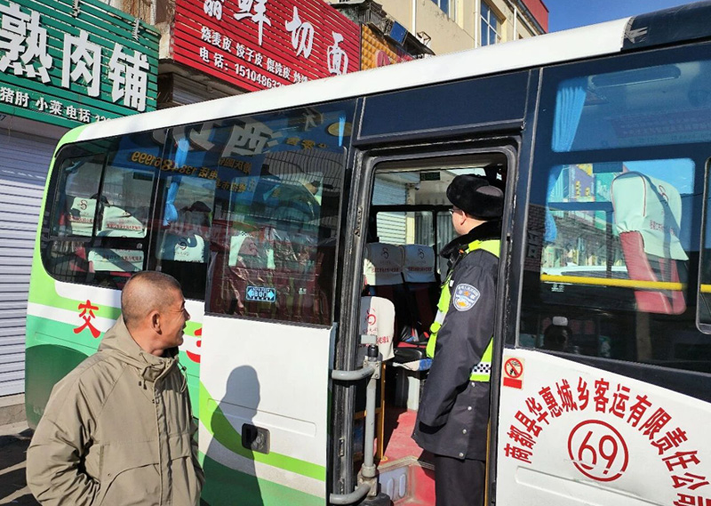 商都交警:严把车辆安全关,守护春节出行路1.jpg