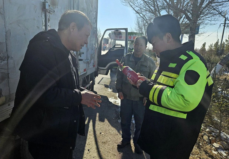 商都交警:严把车辆安全关,守护春节出行路2.jpg