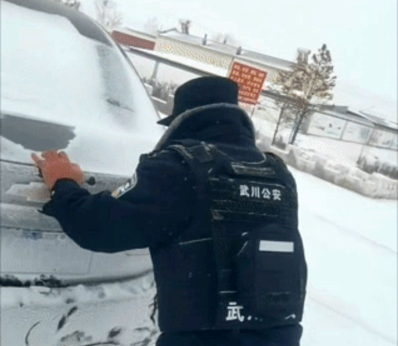 武川公安筑起“平安防线” 保障群众出行安全2.jpg