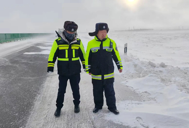 察右中旗交警:风雪中筑起“平安长城”4.jpg