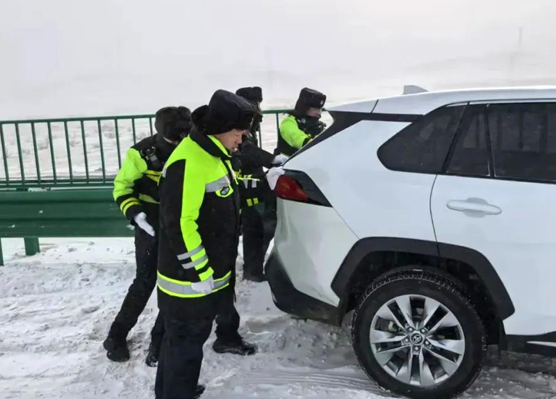 察右中旗交警:风雪中筑起“平安长城”5.jpg