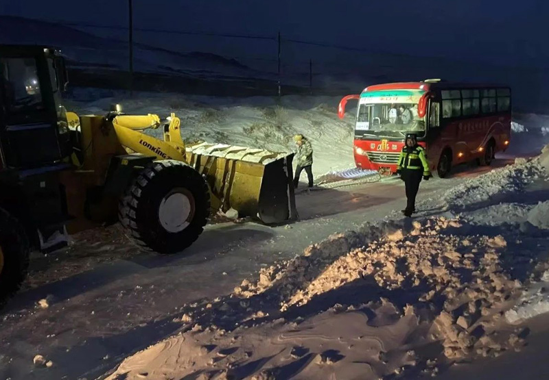 察右中旗交警:风雪中筑起“平安长城”6.jpg