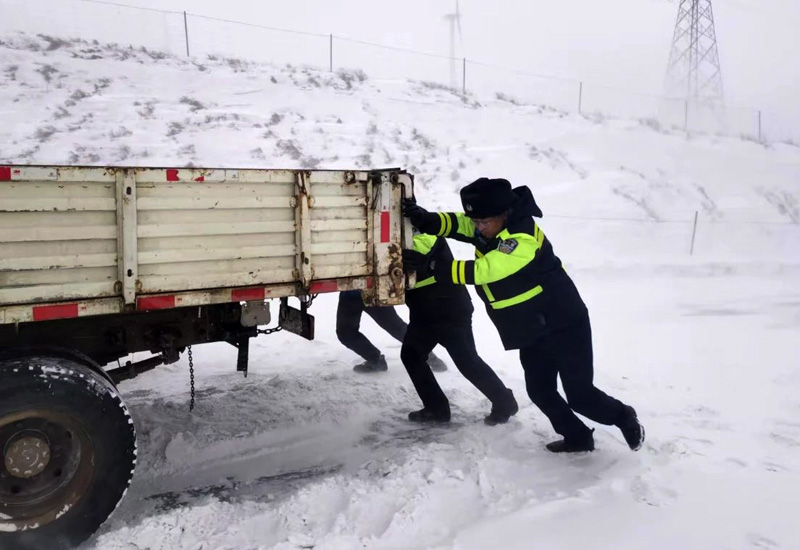 察右中旗交警：风雪中筑起“平安长城”