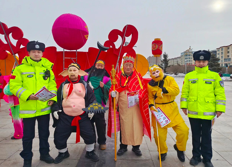 四子王旗交警秧歌队中话安全,共筑元宵欢乐防线1.jpg