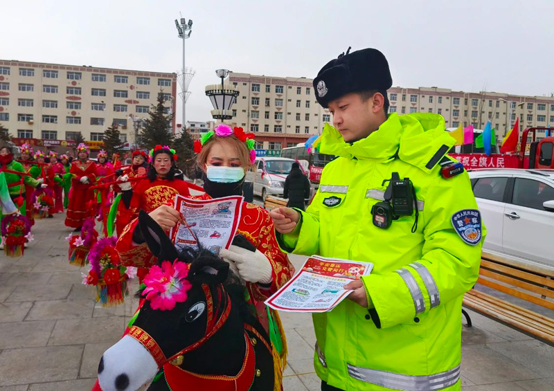 四子王旗交警秧歌队中话安全,共筑元宵欢乐防线2.jpg