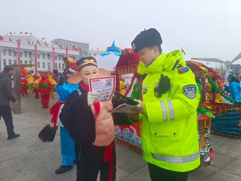 四子王旗交警秧歌队中话安全,共筑元宵欢乐防线3.jpg