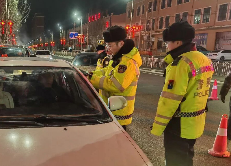 商都交警夜查不放松,守护元宵平安行1.jpg