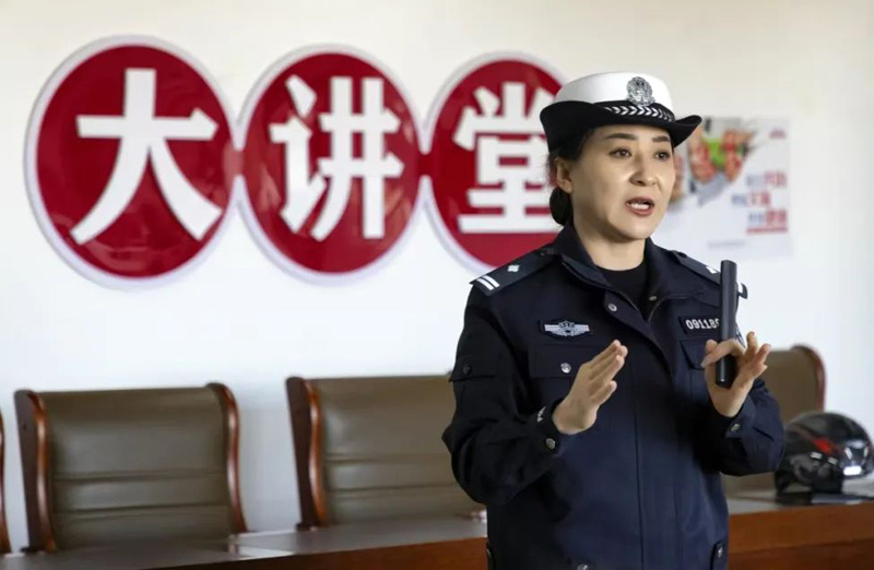 乌兰察布市公安局集宁分局交通管理大队深入为民社区假期爱心托管班开展交通安全宣传教育1.jpg
