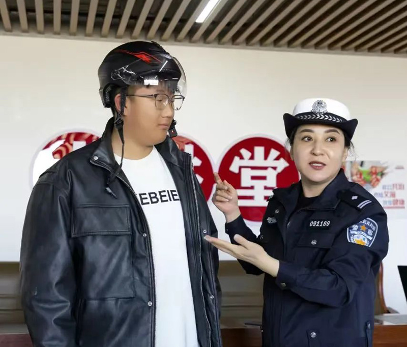 乌兰察布市公安局集宁分局交通管理大队深入为民社区假期爱心托管班开展交通安全宣传教育2.jpg