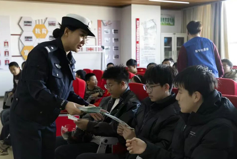 乌兰察布市公安局集宁分局交通管理大队深入为民社区假期爱心托管班开展交通安全宣传教育3.jpg