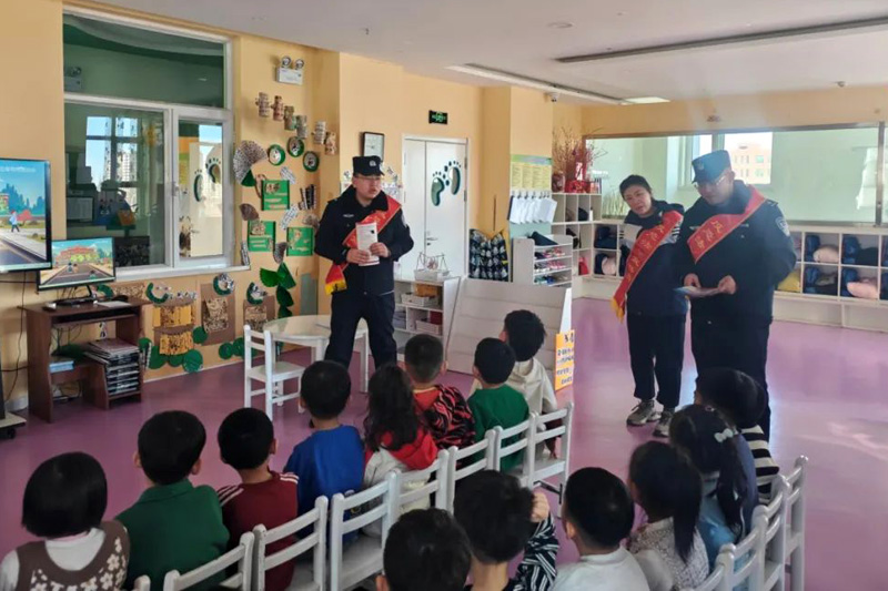 乌兰察布市公安局集宁分局:开学反恐宣传第一课,筑牢校园安全防火墙1.jpg
