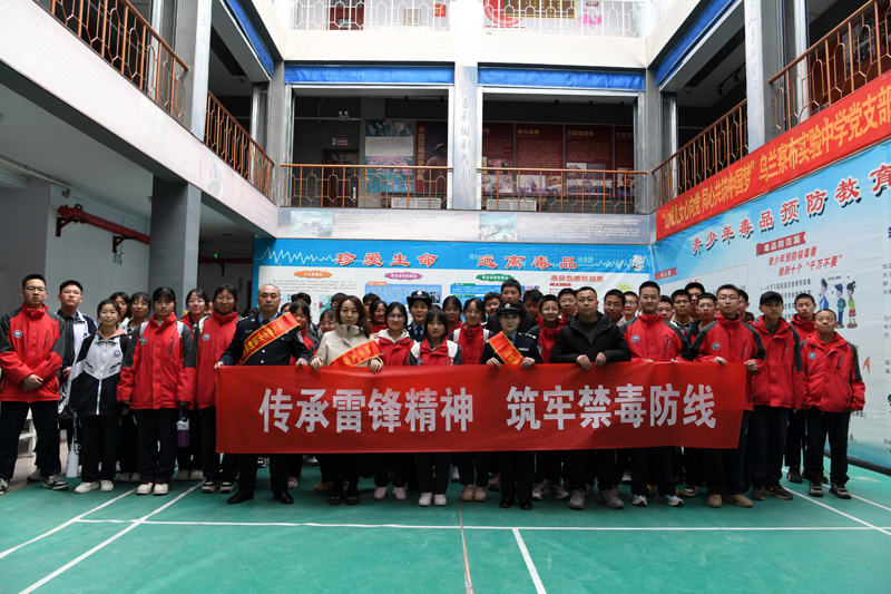 传承雷锋精神，筑牢禁毒防线——乌兰察布市公安局集宁分局联合市戒毒所开展“开学第一课”宣传活动1.jpg
