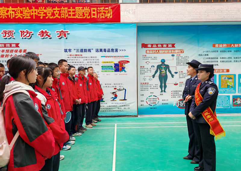 传承雷锋精神，筑牢禁毒防线——乌兰察布市公安局集宁分局联合市戒毒所开展“开学第一课”宣传活动2.jpg