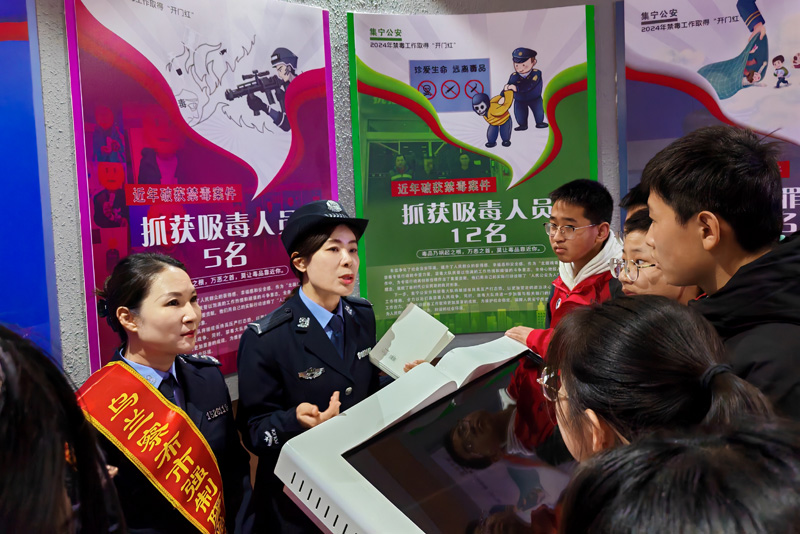 传承雷锋精神，筑牢禁毒防线——乌兰察布市公安局集宁分局联合市戒毒所开展“开学第一课”宣传活动3.jpg