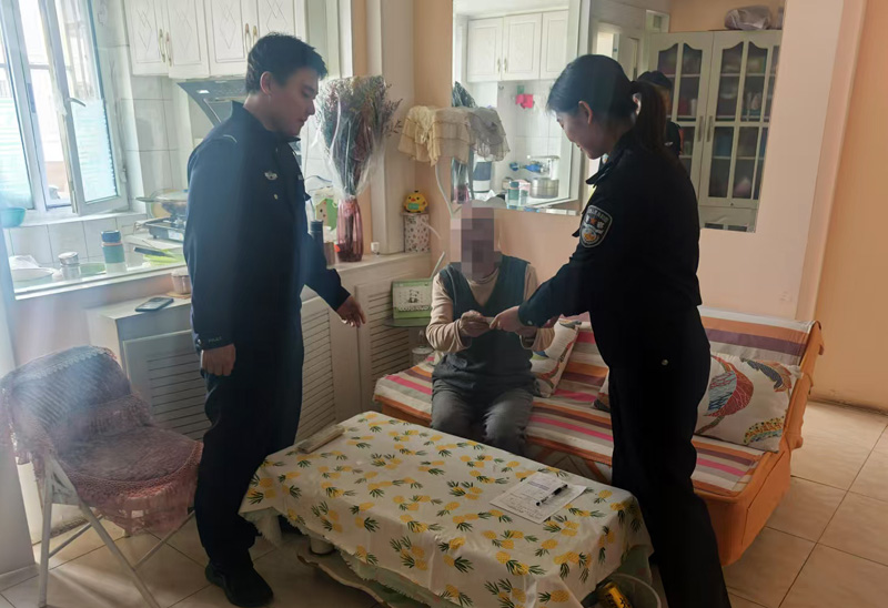 呼和浩特市回民区:让雷锋精神在公安户籍窗口绽放更加璀璨的光芒3.jpg