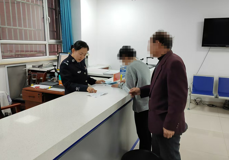 呼和浩特市回民区:让雷锋精神在公安户籍窗口绽放更加璀璨的光芒2.jpg
