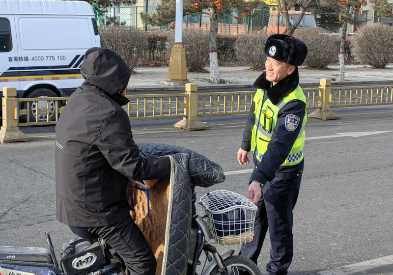 安全从“头”开始——商都交警开展不规范佩戴安全头盔专项整治行动1.jpg