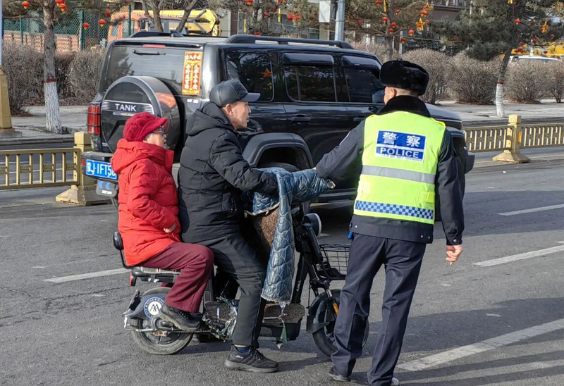 安全从“头”开始——商都交警开展不规范佩戴安全头盔专项整治行动2.jpg