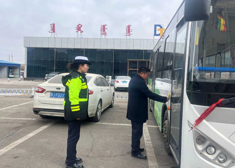 化德县交管大队走进辖区宏达市政公交公司开展交通安全检查与宣传活动1.jpg