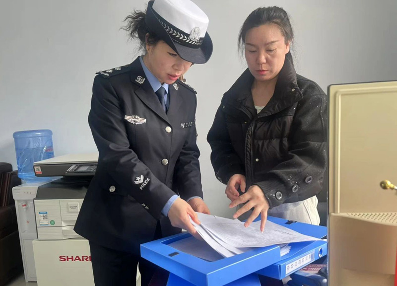 化德县交管大队走进辖区宏达市政公交公司开展交通安全检查与宣传活动2.jpg