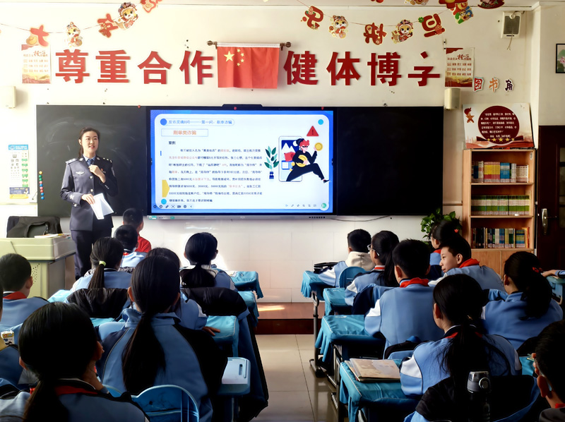 赛罕公安团委:青春藏蓝筑牢防线 安全教育“硬核”护航3.jpg