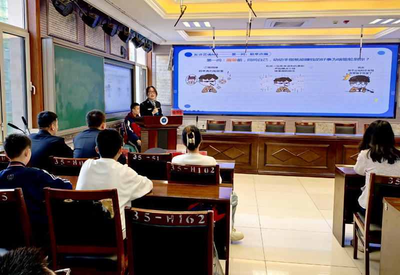 赛罕公安团委:青春藏蓝筑牢防线 安全教育“硬核”护航2.jpg