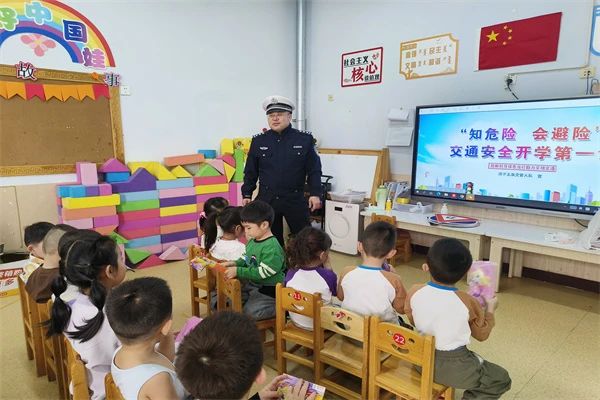 四子王旗交管大队走进民族幼儿园,共筑交通安全防线2.jpg