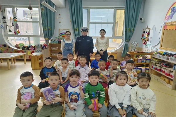 四子王旗交管大队走进民族幼儿园,共筑交通安全防线3.jpg