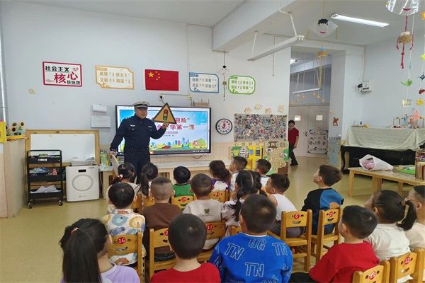 内蒙古四子王旗交管大队走进民族幼儿园，共筑交通安全防线