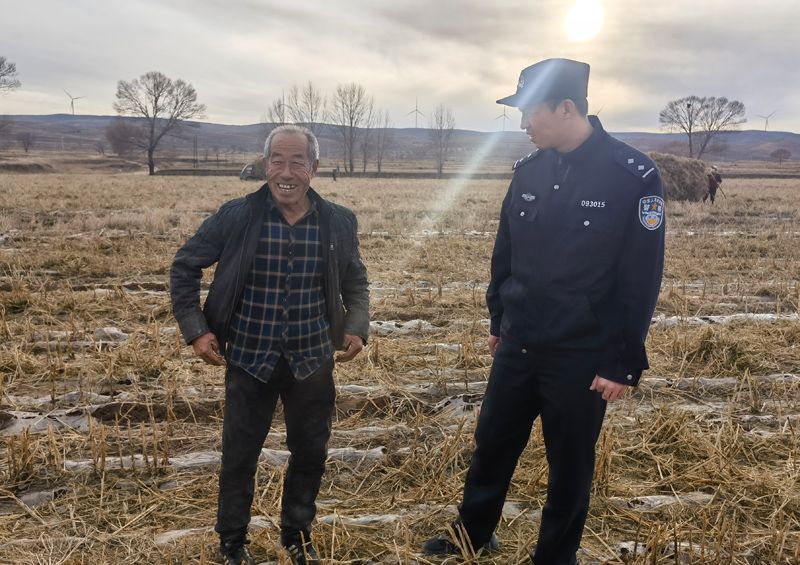 万象“耕”新时，春耕“警”相随——丰镇公安为“开春绿”增加一抹“警察蓝”6.jpg