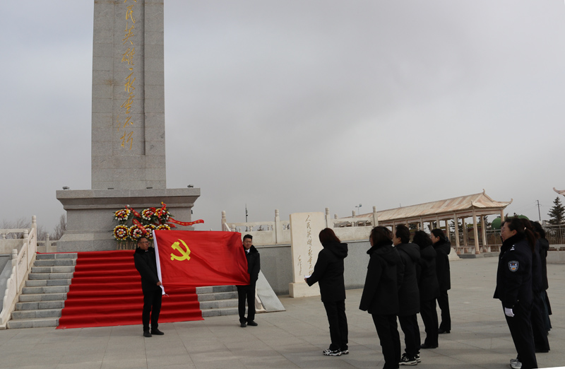 察右中旗人民法院开展“弘扬革命精神,缅怀革命先烈”主题党日活动1.jpg