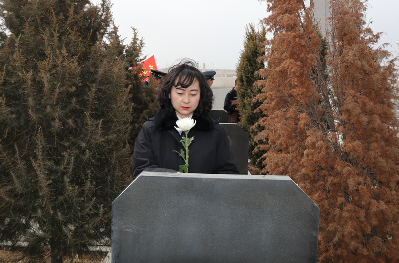 察右中旗人民法院开展“弘扬革命精神,缅怀革命先烈”主题党日活动3.jpg