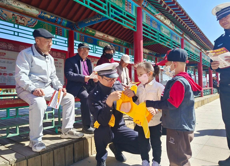 内蒙古：交通安全进万家，四子王旗交警在行动